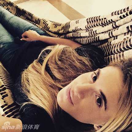 新西兰华裔球星高宝璟在赛场边耐心为一位小球迷签名，场景充满亲和力