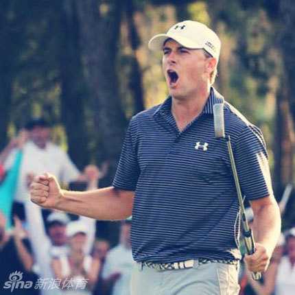 一只好奇的山羊闯入高尔夫球场，在绿意盎然的球道上漫步，形成一幅和谐有趣的画面