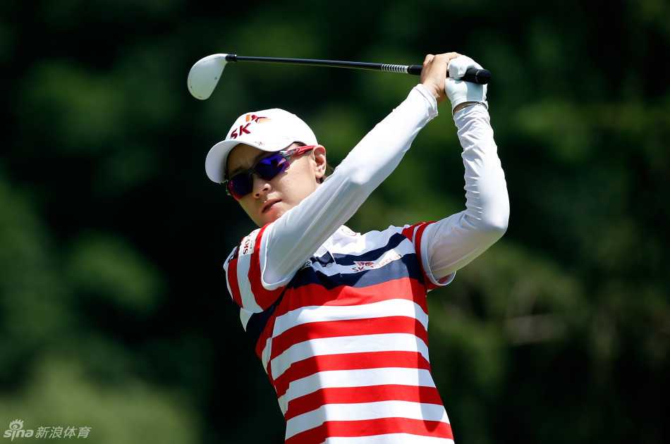 粉红意志与荣耀果岭:美国女子公开赛上的巾帼群英 美国女子公开赛战况激烈,球员全神贯注瞄准第18洞果岭旗,每一推都关乎冠军归属。