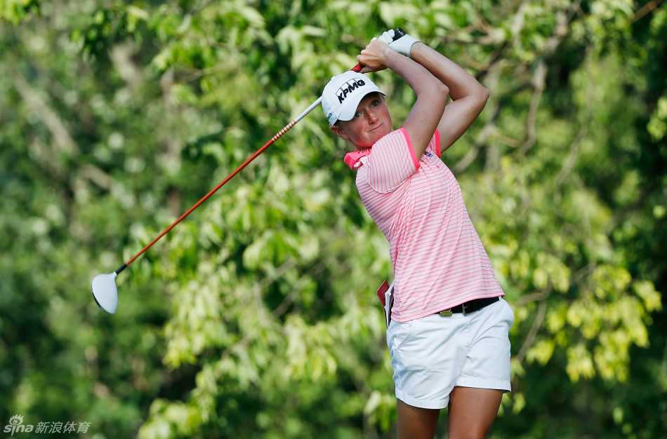 粉红意志与荣耀果岭:美国女子公开赛上的巾帼群英 粉豹克里默凝神静气,果断挥杆击球,姿态优雅而充满力量。