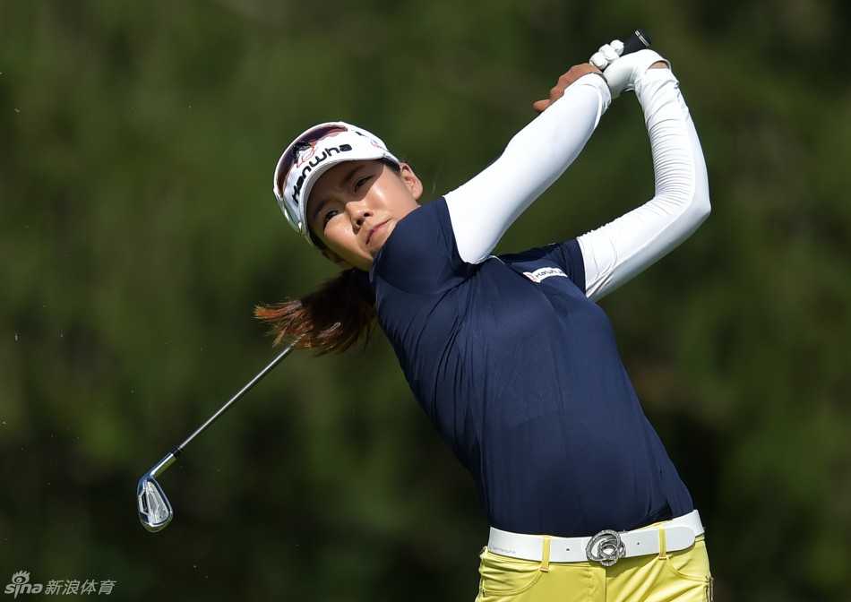 粉红意志与荣耀果岭:美国女子公开赛上的巾帼群英 魏圣美展示其标志性的特色推杆,身体前倾姿态专注,彰显大师风范。