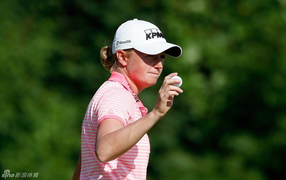 粉红意志与荣耀果岭:美国女子公开赛上的巾帼群英 新星汤普森在困难球位精彩救球,随后完成潇洒收杆,展现高超技巧。