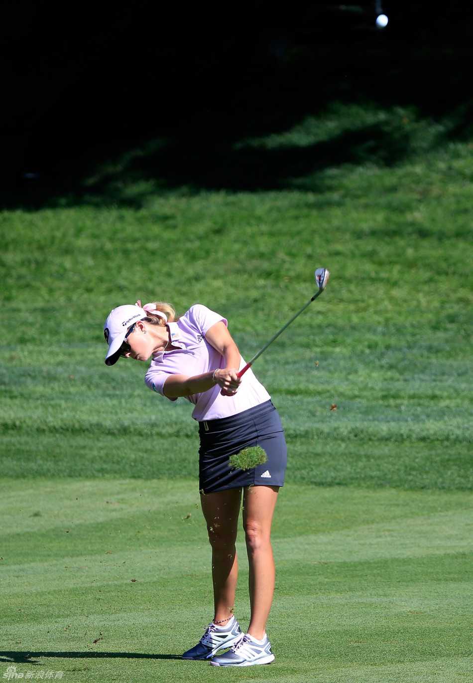 粉红意志与荣耀果岭:美国女子公开赛上的巾帼群英 球员路易斯在开球台上自信开球,动作流畅一气呵成。