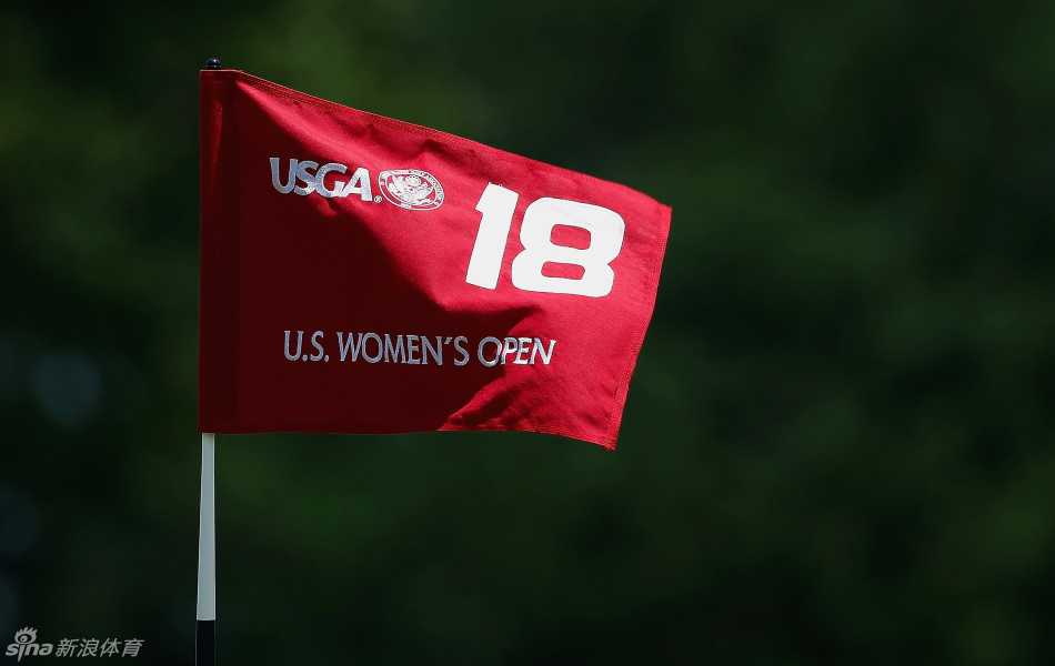 粉红意志与荣耀果岭:美国女子公开赛上的巾帼群英 魏圣美挥动铁杆全力开球,动作充满霸气与流畅的力量感。