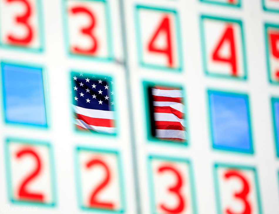 粉红意志与荣耀果岭:美国女子公开赛上的巾帼群英 莫马丁稳健开球,白色小球划破长空,飞向球道中央。