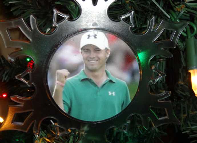 夕阳为奥古斯塔球场的经典球洞果岭披上金色纱衣，球道线条在光影中优雅舒展，宛如一幅宁静的古典油画。