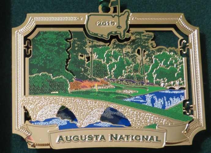 经典卡通形象米老鼠化身高尔夫球员，头戴标志性耳朵帽，手持推杆，在微型果岭上瞄准，充满童趣与想象力。