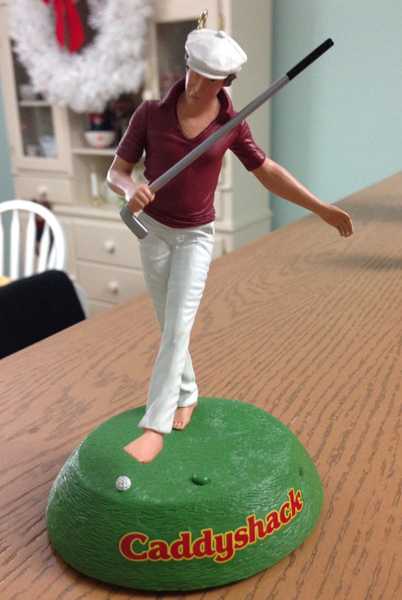 一只设计简洁时尚的高尔夫球袋静立，金属杆头在阳光下闪耀，装备的静物美学传递出这项运动的优雅与精确。