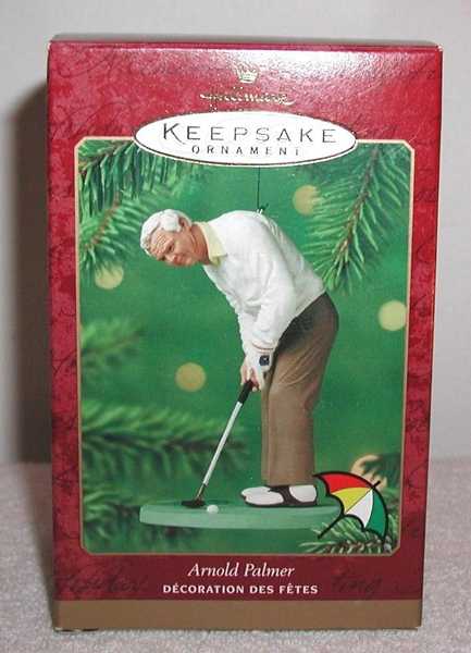 色彩斑斓的高尔夫主题系列徽章别在绒布上，包含球车、果岭旗、冠军绿夹克等经典元素，宛如一部微型的赛事百科全书。