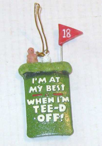 身着红白棉袄的圣诞老人公仔放下礼物袋，在全神贯注地练习推杆，红鼻子显得格外认真，营造出奇妙的跨界趣味。