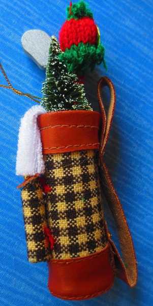 多个造型各异的毛绒高尔夫主题挂件串联在一起，有高尔夫球、球杆和手套等，色彩柔和可爱，是点缀球包或生活的精致小物。