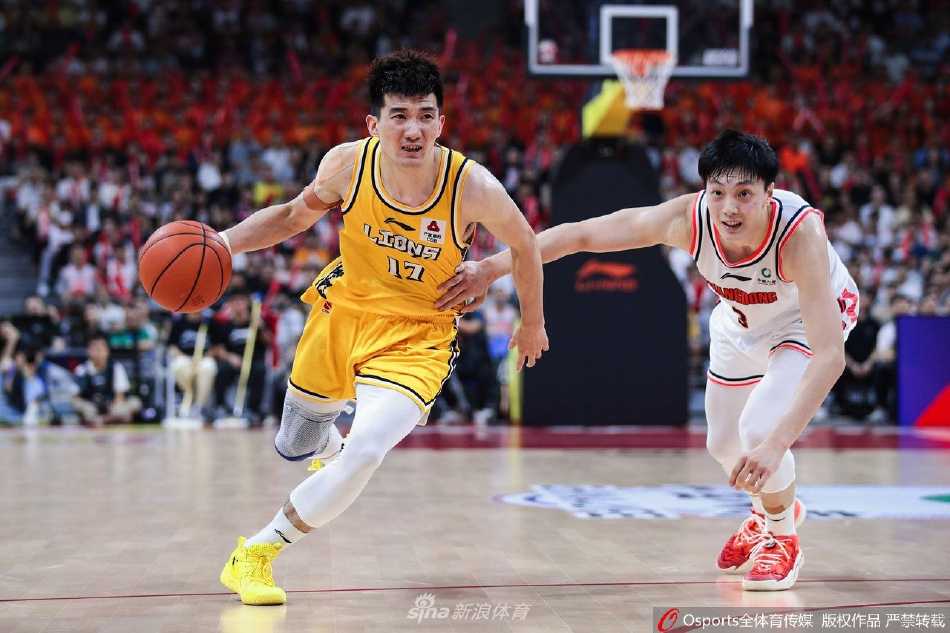 广东队后卫胡明轩如尖刀般犀利突破，他持球飞速穿越广厦队的防线，眼神中充满了决绝，试图撕裂对手的防守布局。