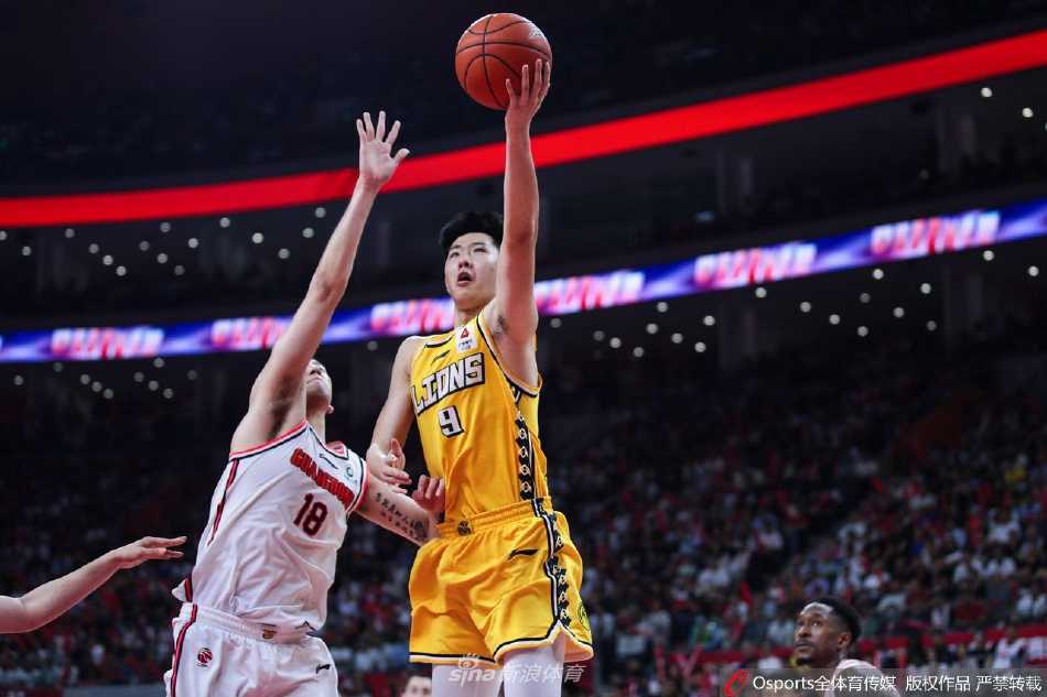 广厦核心孙铭徽命中关键三分后霸气怒吼，他紧握双拳，仿佛要将整场比赛的压力与质疑在这一刻全部宣泄而出。