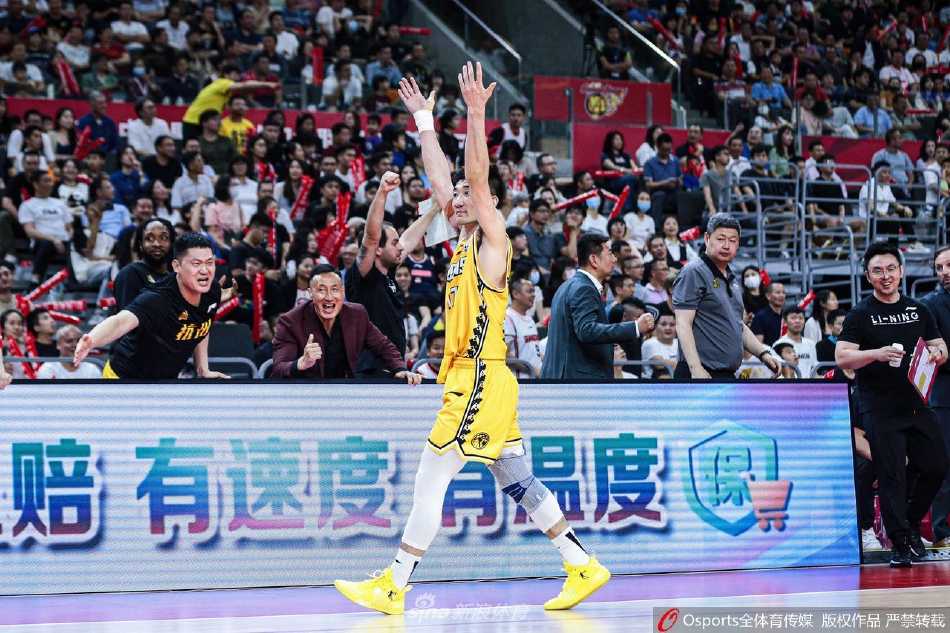 广厦内线核心胡金秋在易建联与任骏飞的夹击下奋力拼抢篮板，他咬紧牙关，肌肉线条在对抗中尽显无遗，展现了内线霸主的强硬姿态。