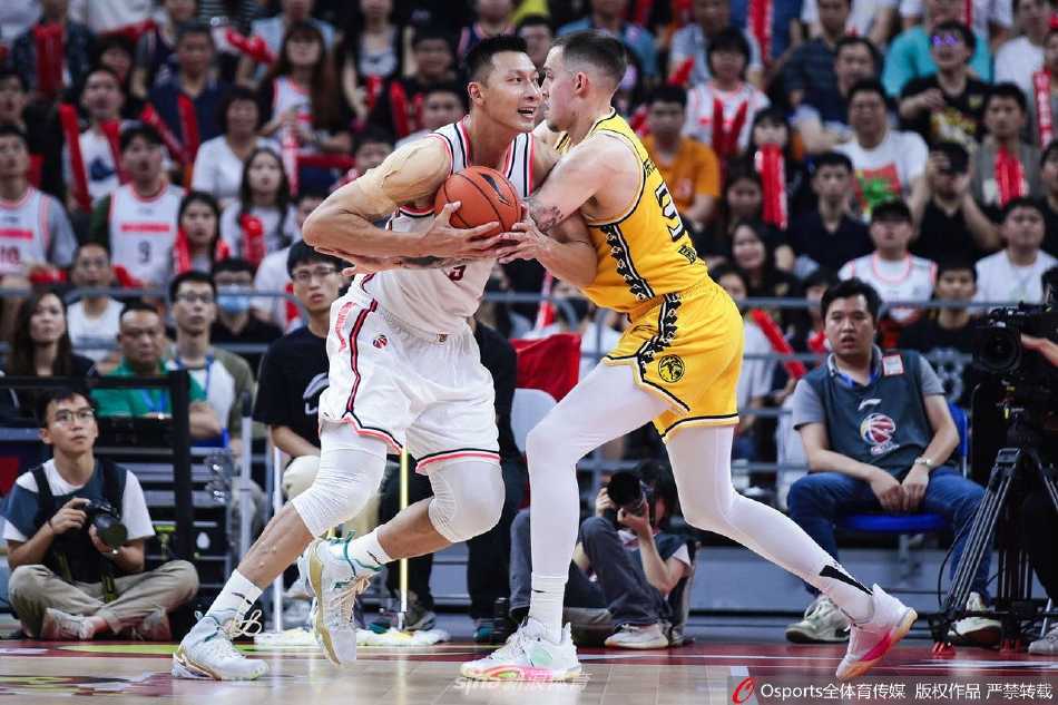 广厦队朱俊龙犹如神兵天降，高高跃起在空中企图封盖广东队的投篮，他的复出让广厦的防线瞬间提升了一个档次。