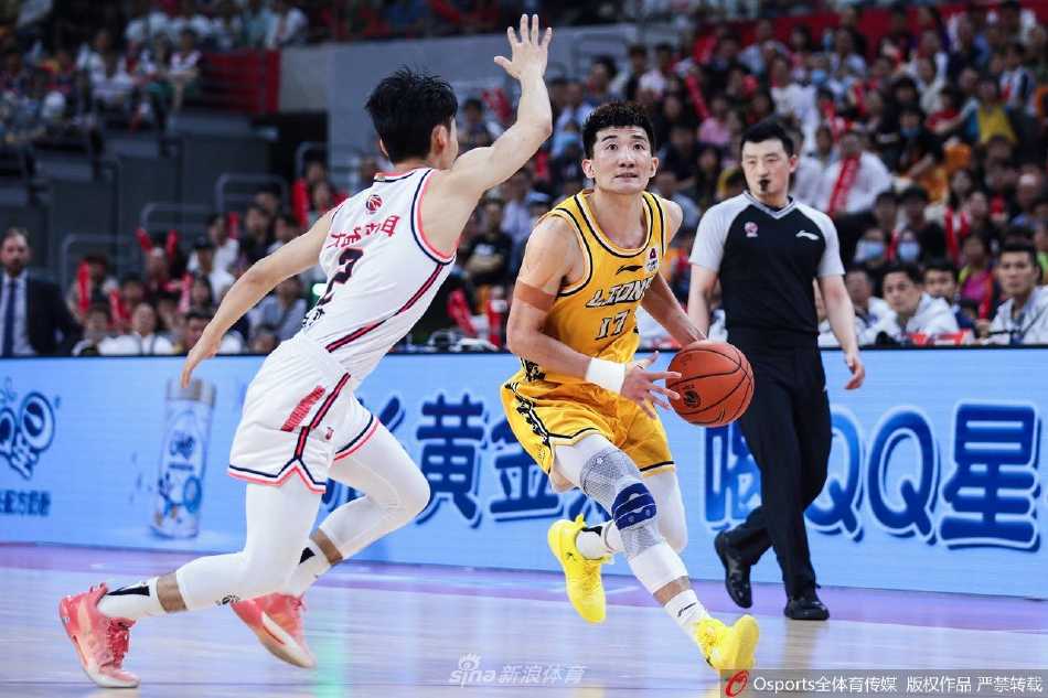 广东队主教练杜锋赛后神情落寞，他伸手轻拍着失落的赵睿头部，给予无声的安慰，背景中巨大的计分牌记录着这残酷的比分。