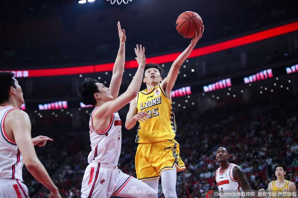 赛后，广厦全队球员在东莞客场紧紧拥抱在一起庆祝胜利，喜悦的泪水与汗水交织，背景是失落离场的广东队员，对比鲜明。