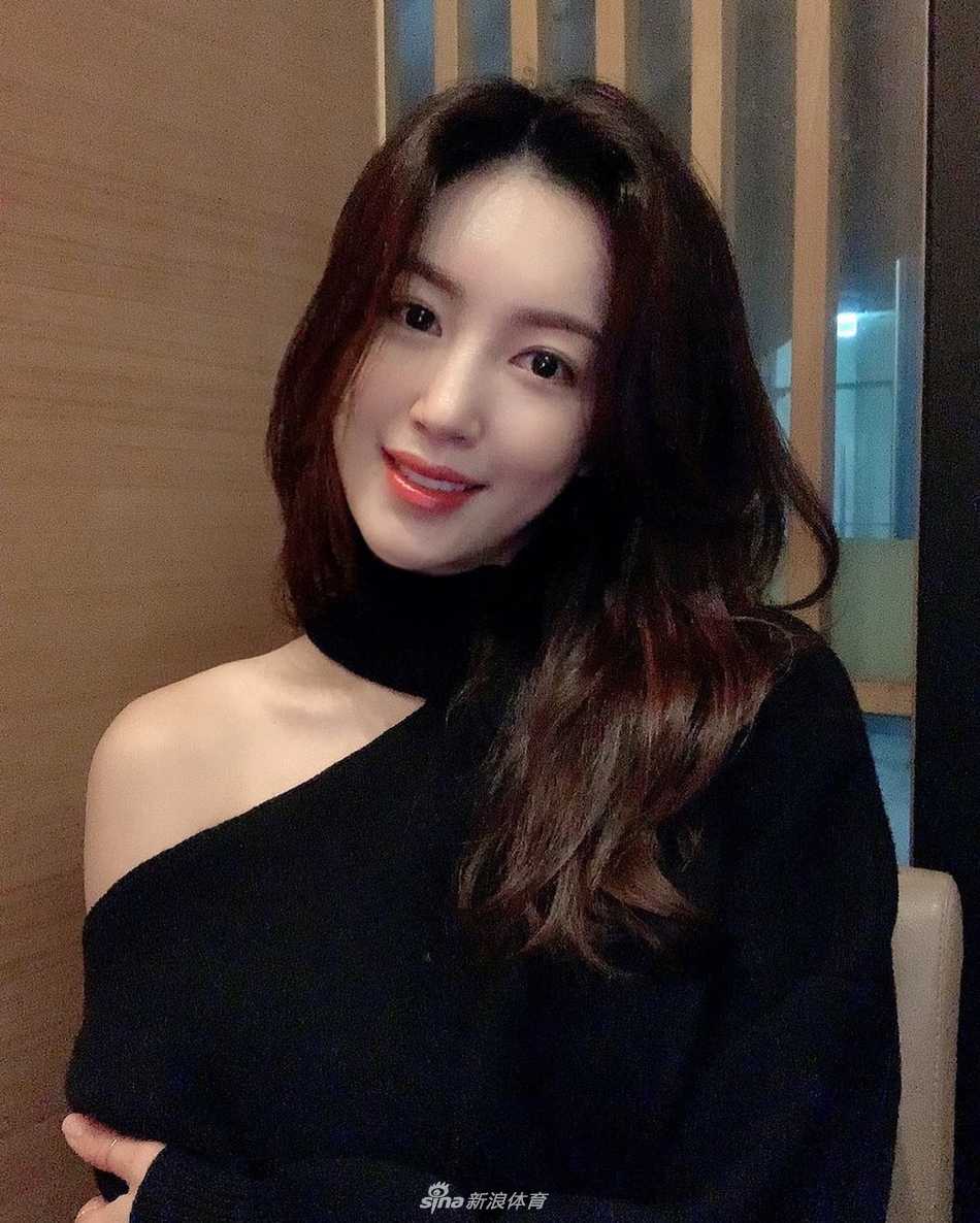 绿茵倩影:高尔夫时尚与技艺的优雅共鸣 书璟身着浅色高尔夫套装,在晨光中优雅挥杆,裙摆随动作轻轻扬起,尽显灵动姿态