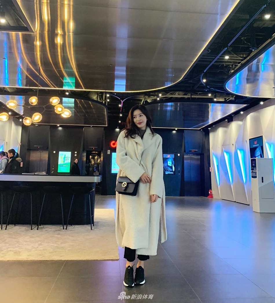 绿茵倩影:高尔夫时尚与技艺的优雅共鸣 书璟在练习场专注击球,挥杆动作流畅有力,展现力量与柔美的结合