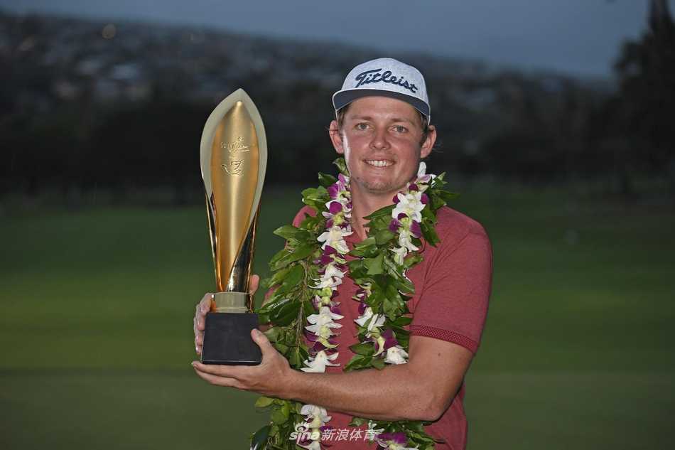 卡梅隆·史密斯在索尼公开赛夺冠后，手握奖杯，脸上洋溢着激动与自豪的笑容。