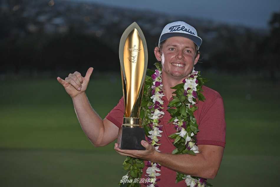 延长赛中，史密斯在第十洞果岭上专注地观察推杆线路，他深知这一推可能决定冠军归属。