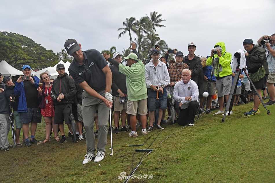比赛过程中，史密斯在球道上仔细斟酌下一杆的策略，背景是典型的夏威夷球场风光。
