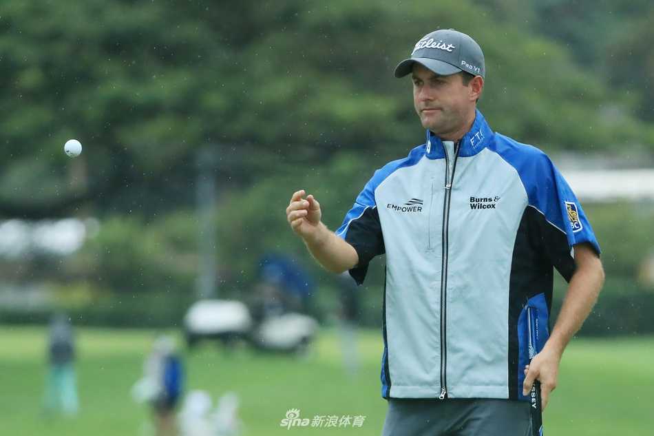 冠军史密斯在果岭边沙坑救球，这一杆为他后来推进关键小鸟、逼平比赛奠定了基础。