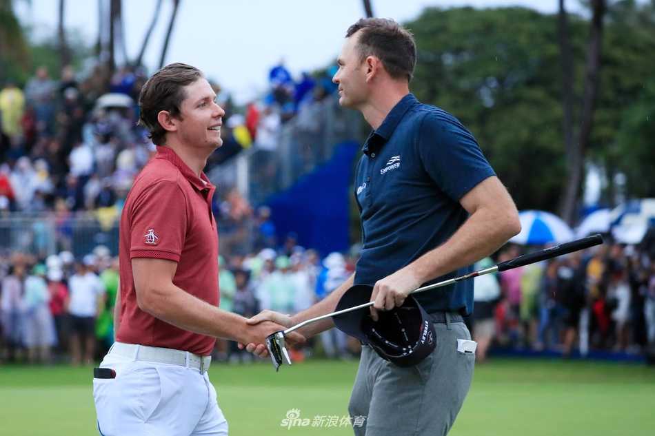 赛事颁奖仪式现场，冠军奖杯在灯光下熠熠生辉，等待着它的主人。