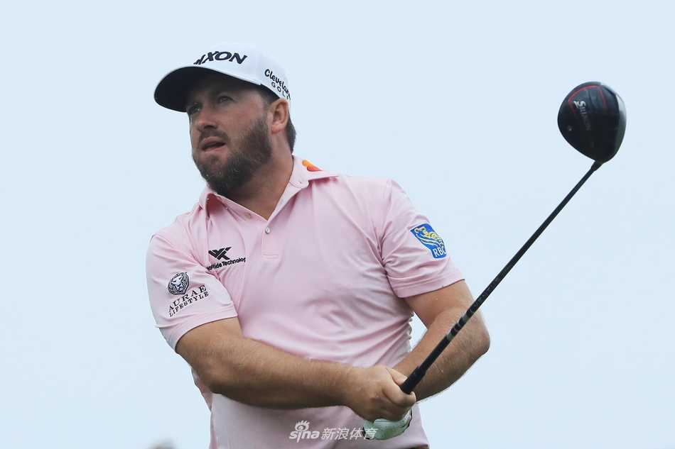 瓦伊莱乡村俱乐部风景如画，但决赛日灰蒙蒙的天空预示着比赛将经历风雨考验。