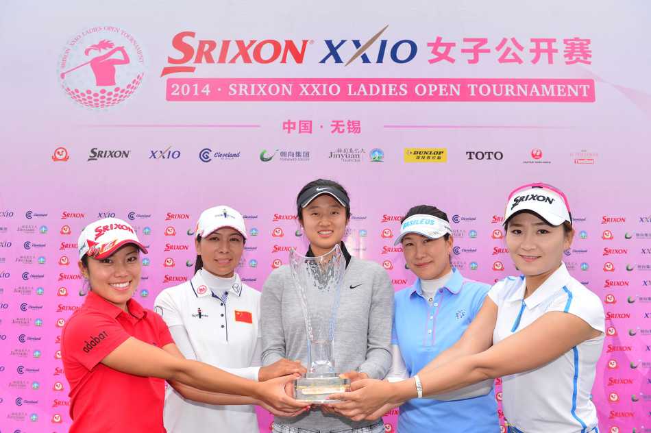 冠军相十足的铿锵玫瑰刘钰挥杆瞬间，身姿挺拔如松，白色球衣在绿野中划出优雅弧线