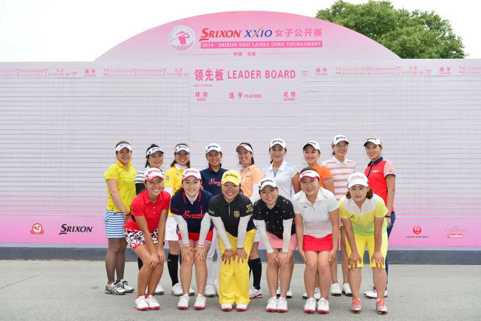 日韩球员集体高举帽子欢呼，彩色的帽檐下是年轻而充满朝气的面孔，友谊之花在赛场上绽放