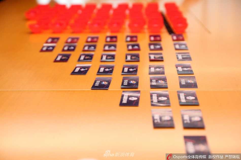 紫气东来,状元及第:回首二零二二 CBA 选秀大会,南京同曦开启新篇章 在庄重的抽签仪式现场,透明的玻璃箱内承载着各支俱乐部的希望,一只大手探入其中,即将决定联盟未来数年的版图走向。