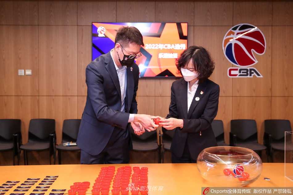 紫气东来,状元及第:回首二零二二 CBA 选秀大会,南京同曦开启新篇章 印有各家俱乐部名称的小球整齐排列,如同一枚枚等待引爆的惊喜彩蛋,静候着那双揭开悬念的手,每一个小球背后都牵连着无数球迷的心弦。