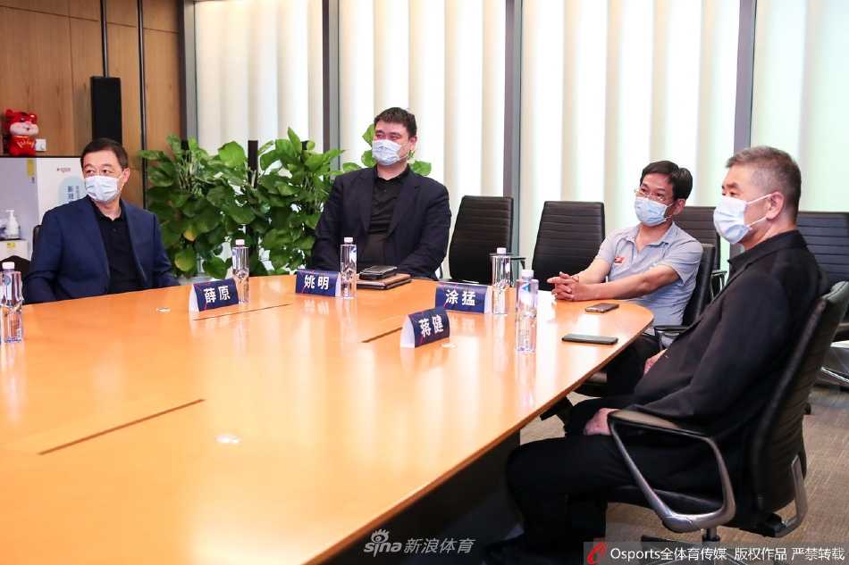 紫气东来,状元及第:回首二零二二 CBA 选秀大会,南京同曦开启新篇章 主席台上,印有各队LOGO的选秀权名牌一字排开,南京同曦的牌子被摆放在最醒目的状元位置,象征着他们在这一刻拥有的至高选择权。