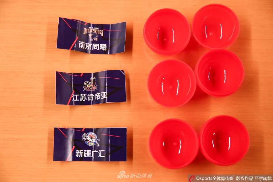 紫气东来,状元及第:回首二零二二 CBA 选秀大会,南京同曦开启新篇章 清华大学名将王岚嵚面带微笑,双手将印有自己姓名的同曦队球衣高高举起,白色的球衣在灯光下熠熠生辉,映照着他从校园迈入职业的圆梦瞬间。