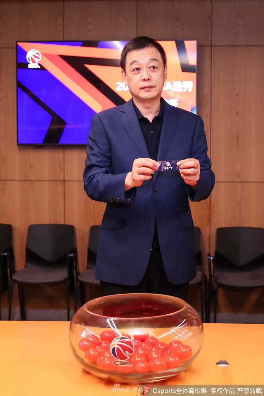 紫气东来,状元及第:回首二零二二 CBA 选秀大会,南京同曦开启新篇章 当选状元后的王岚嵚,眼神专注地凝视着远方,背景是虚化的选秀大会现场,这一刻的凝望仿佛在向未来的职业赛场宣告:我已做好准备,迎接挑战。