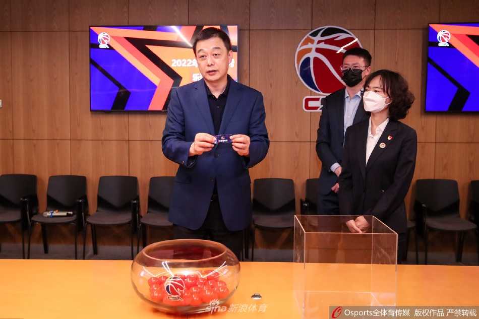 紫气东来,状元及第:回首二零二二 CBA 选秀大会,南京同曦开启新篇章 选秀舞台上,礼仪人员手捧多顶印有各顺位字样的棒球帽,金色的“状元”帽在灯光下格外耀眼,等待着它的主人书写下一段关于汗水与荣耀的故事。