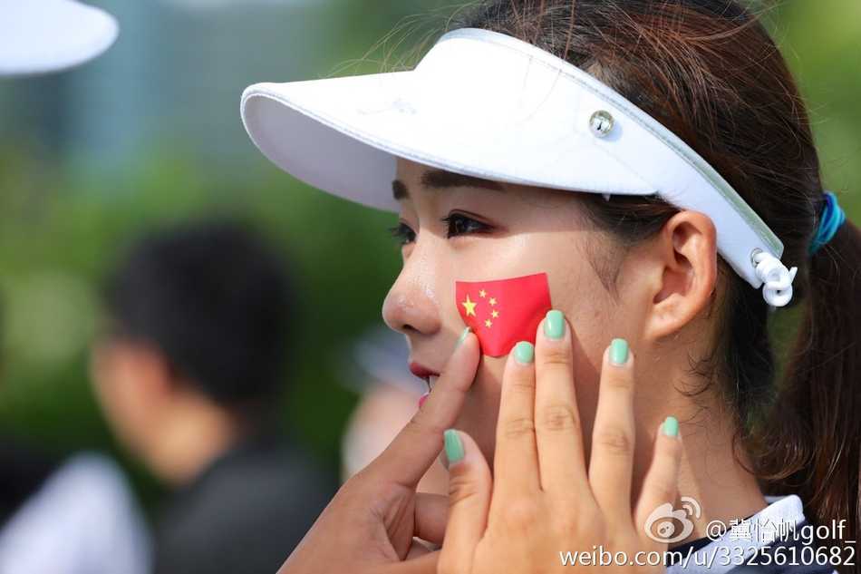 冀怡帆在绿茵场上专注瞄准，阳光勾勒出她自信的侧影