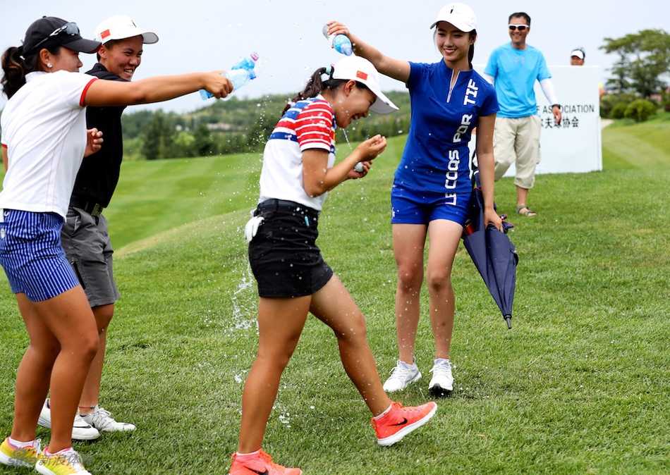 生日之际冀怡帆手持球帽向观众致意，笑容清澈而温暖