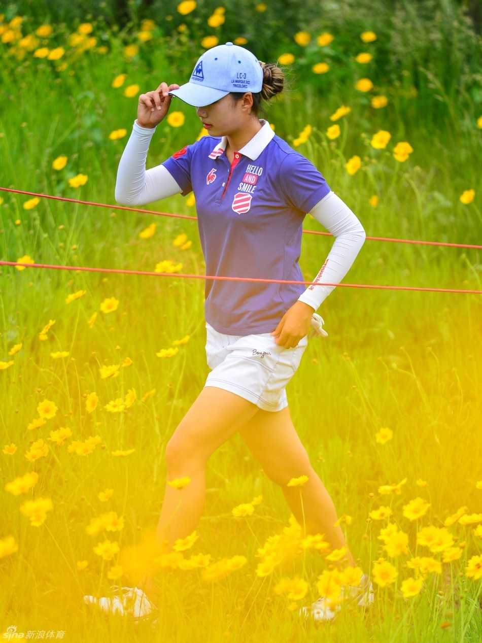 冀怡帆在果岭边仔细研判推杆路线，神情沉着而专注