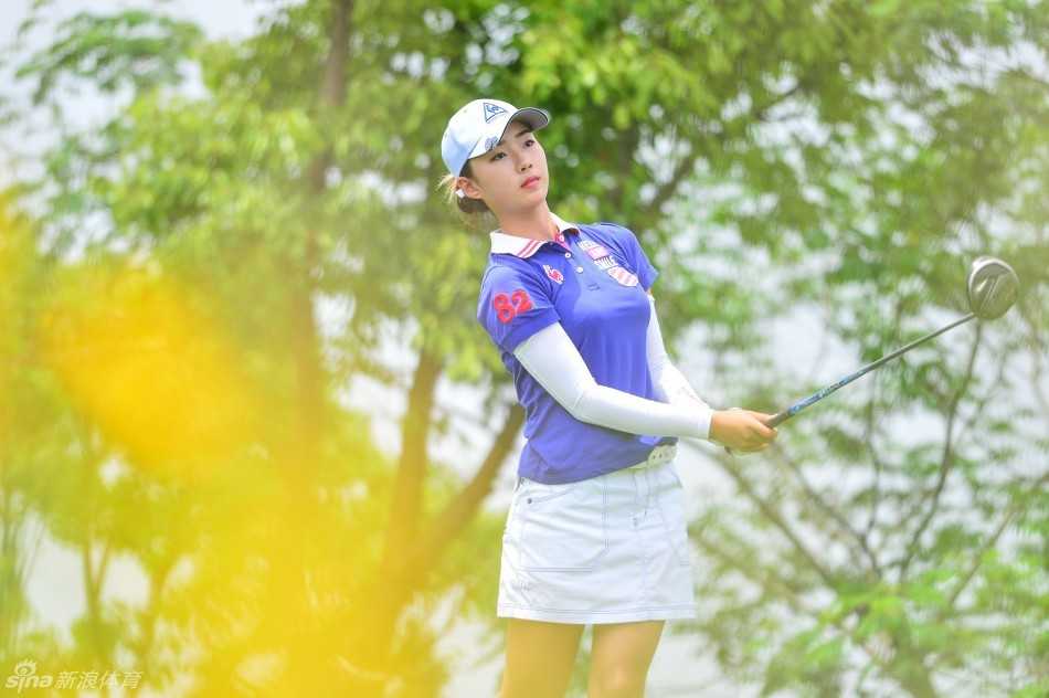 冀怡帆完成比赛后轻松走下场，背影洋溢着青春的活力