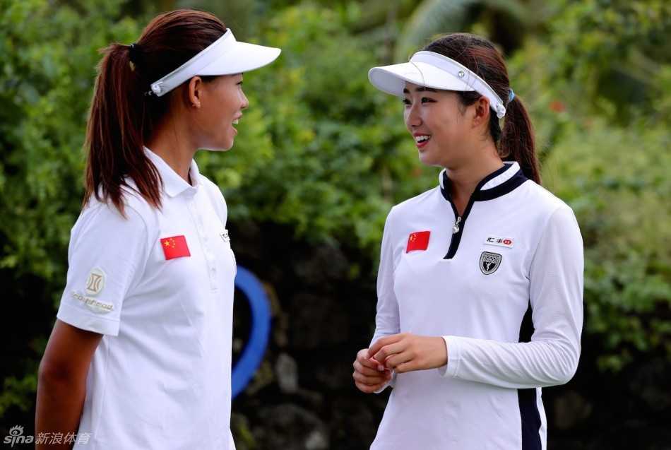 冀怡帆与同行交流切磋，展现高尔夫运动的友谊与礼仪