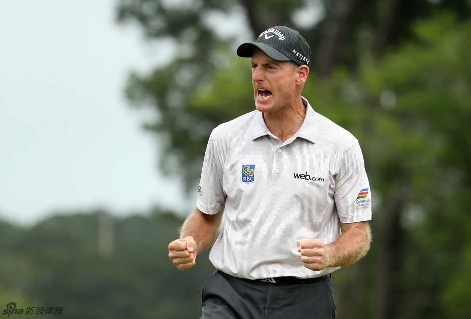 福瑞克屏息凝神，目光如炬地审视着果岭上白球的落点与洞杯之间的细微连线，仿佛在计算一场精密的战役。