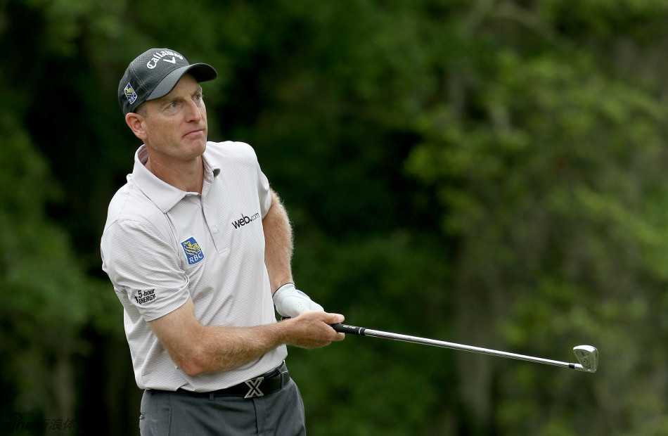 福瑞克挥杆击球瞬间，身体优雅扭转，力量与控制完美融合，小白球应声飞出划破长空。