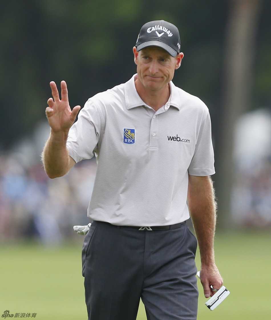 完成关键一击后，福瑞克淡定地向观众挥手致意，嘴角已难掩如释重负的微微笑意。