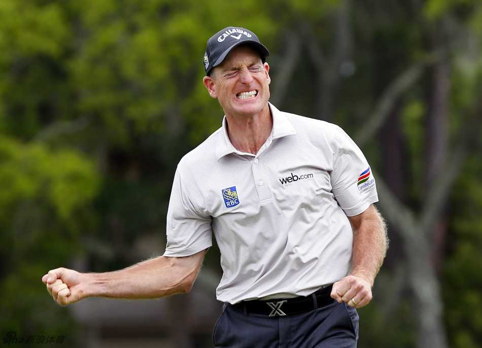 福瑞克满怀深情地亲吻冠军奖杯，这一吻饱含了五年的艰辛与此刻的无上喜悦。