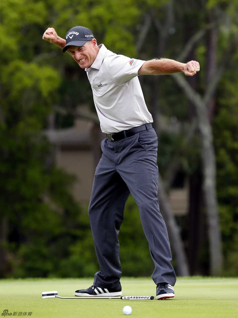 福瑞克笑容灿烂，将沉甸甸的冠军奖杯高高举过头顶，接受全场观众的欢呼与致敬。