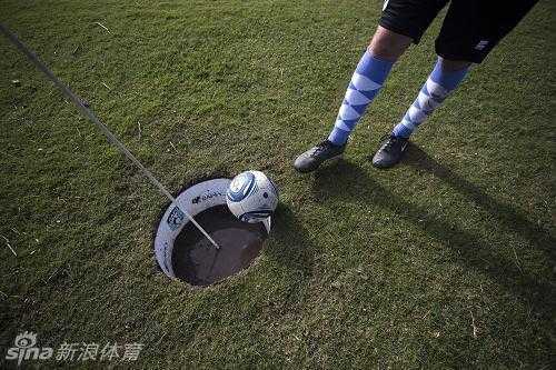 绿茵场上的智慧角逐:足球高尔夫融合运动的魅力 比赛结束后,球员们齐聚在果岭旁,轻松愉快地交流着比赛心得,展现了这项运动兼具竞技性与社交性的友好氛围。