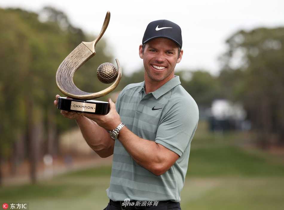 保罗·凯西凝视冠军奖杯，眼中交织着九年等待后如释重负的喜悦与梦想成真的激动光芒。