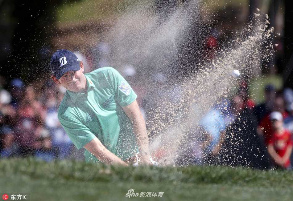 夺冠后凯西紧握拳头仰天怒吼，积压九年的压力与艰辛在这一刻全然释放，化作最原始的情感迸发。